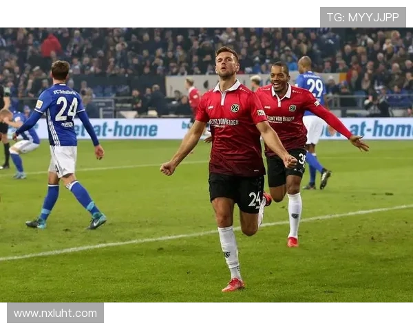 德甲后卫新星表现稳健，助力球队在升级之路上持续提升